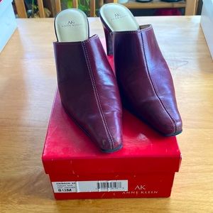 Anne Klein crimson mule